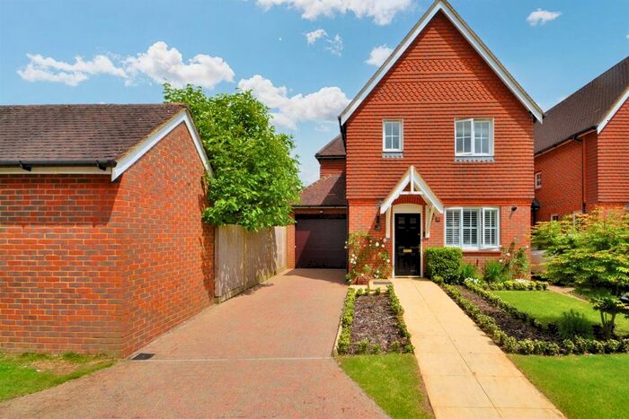 3 Bedroom Link Detached House For Sale In Halls Drive, Faygate, Horsham, West Sussex, RH12