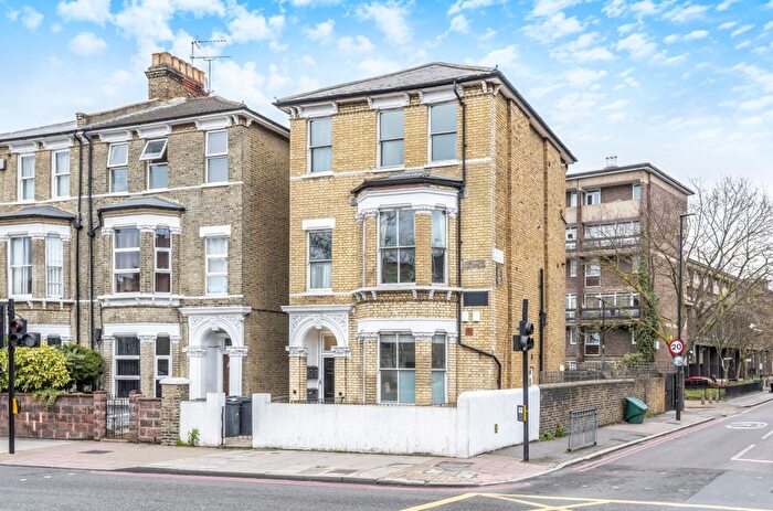 2 Bedroom Flat To Rent In South Lambeth Road, Stockwell, London, SW8