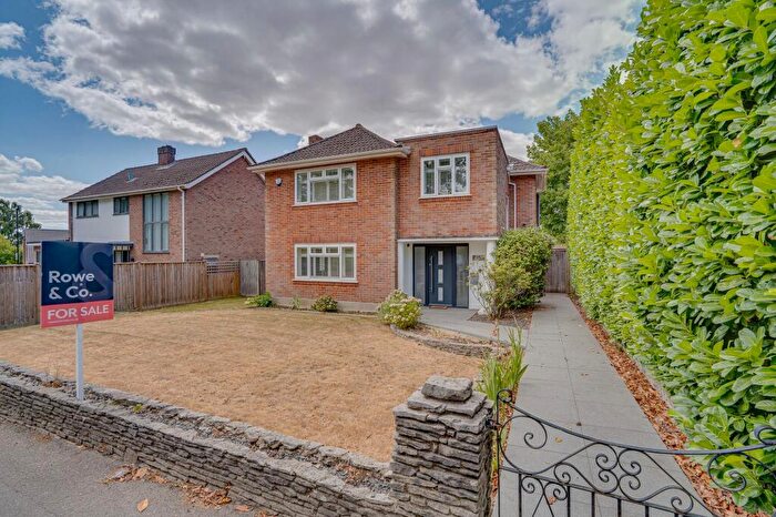 4 Bedroom Detached House For Sale In Bassett Green Road, Southampton, SO16