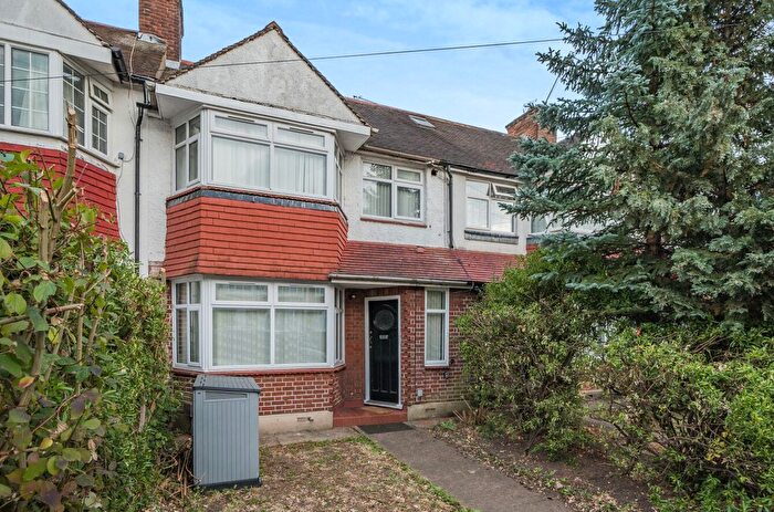 3 Bedroom Terraced House For Sale In Cardrew Avenue, London, N12