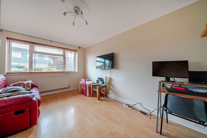 2 Bedroom Maisonette For Sale In Milford Close, London, SE2