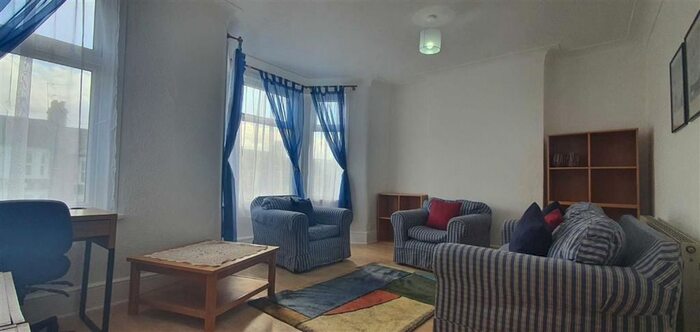 1 Bedroom Flat To Rent In De Vere Gardens, Ilford, Essex, IG1
