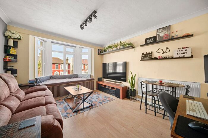 1 Bedroom Flat For Sale In Richmond Road, Ilford, IG1