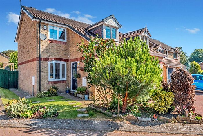 3 Bedroom Semi-Detached House For Sale In Maple Croft, Farnley, Leeds, LS12