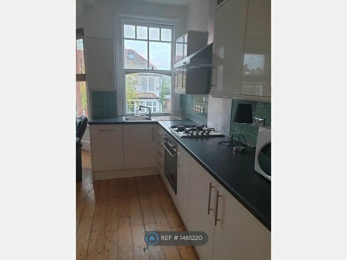 2 Bedroom Flat To Rent In The Grove, London, N3
