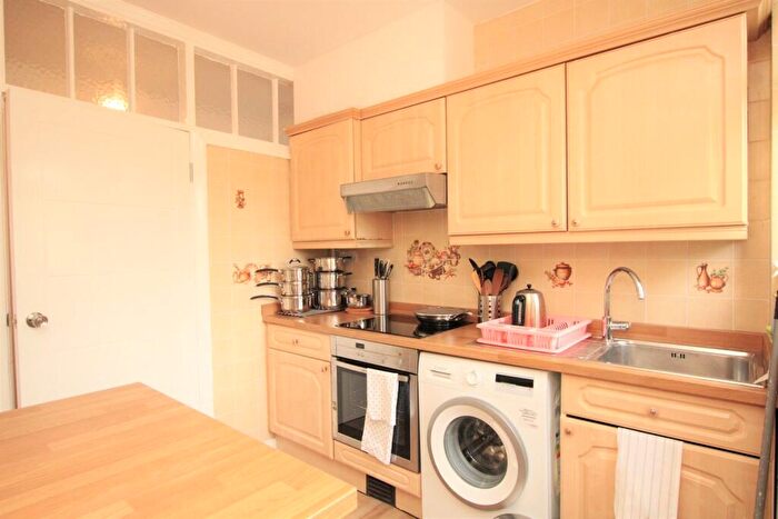 2 Bedroom Flat To Rent In Bell Lane, Hendon, NW4