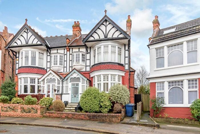 2 Bedroom Flat For Sale In Avondale Avenue, London, N12