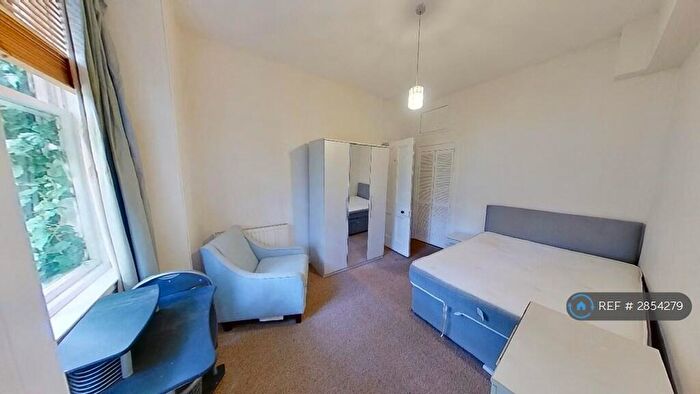 3 Bedroom Flat To Rent In Buccleuch Terrace, Edinburgh, EH8