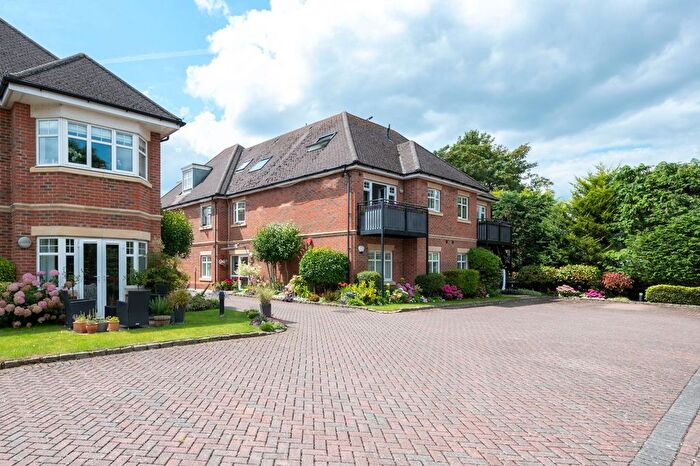 3 Bedroom Flat For Sale In New Zealand Avenue, Walton-On-Thames, KT12