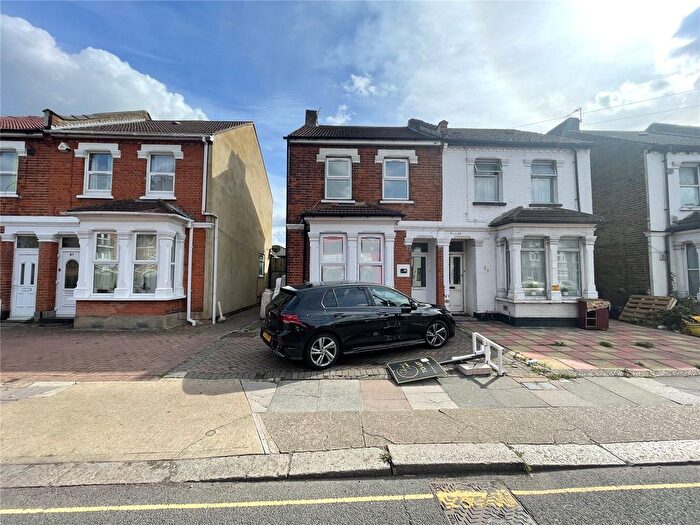 3 Bedroom Semi-Detached House To Rent In Vicarage Farm Road, Hounslow, Gretaer London, TW3