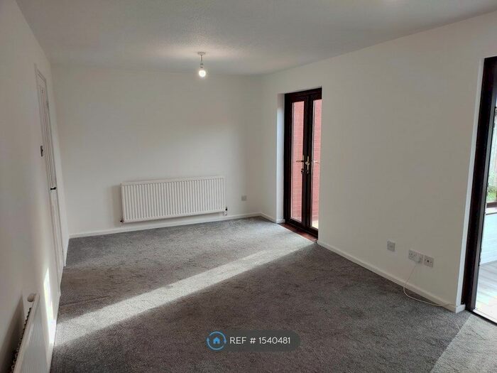 3 Bedroom Semi-Detached House To Rent In Hollybirch Grove, Telford, TF2