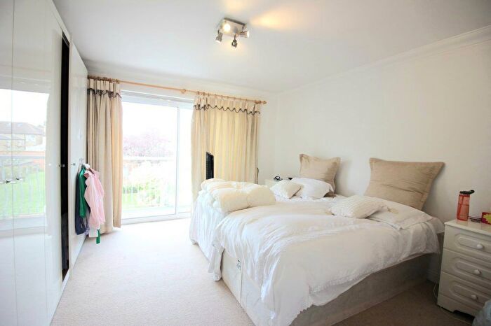 3 Bedroom Flat To Rent In Queens Road, London, NW4