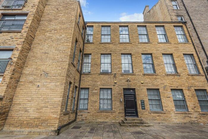 2 Bedroom Ground Flat To Rent In Festival Square, Peckover Street, Bradford, West Yorkshire, BD1