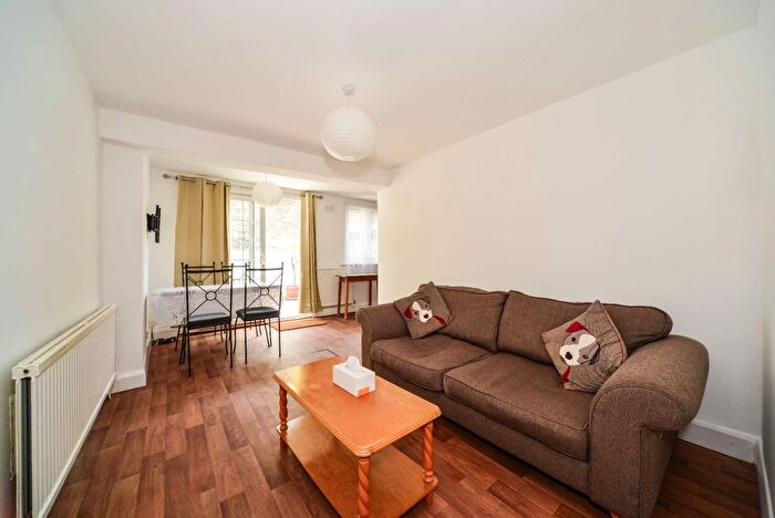 2 Bedroom Flat To Rent In Gironde Road, Fulham, London, SW6