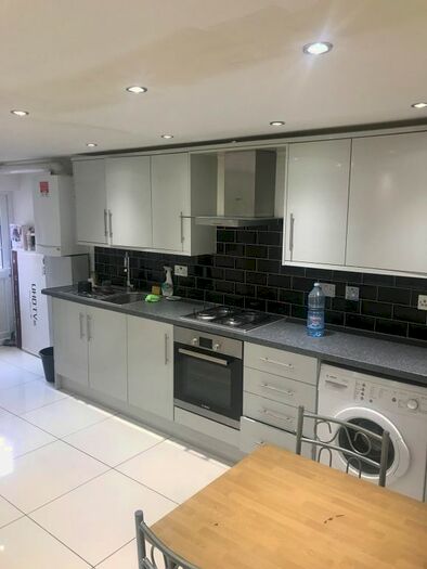 3 Bedroom Flat To Rent In Leslie Road, London, E11