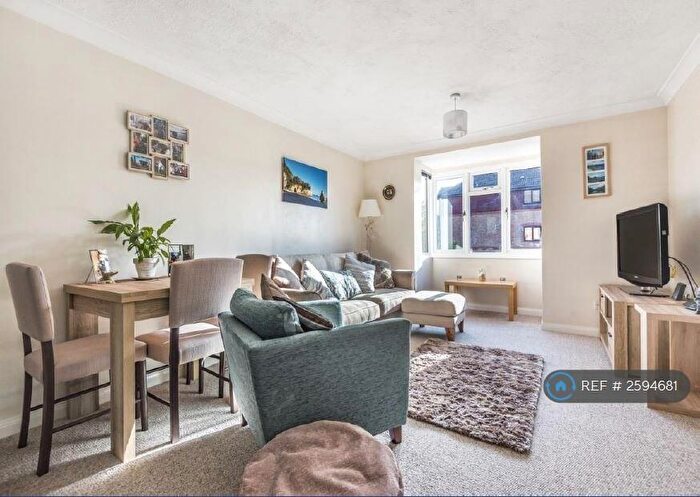 1 Bedroom Flat To Rent In Chestnut Close, Fleet, GU51