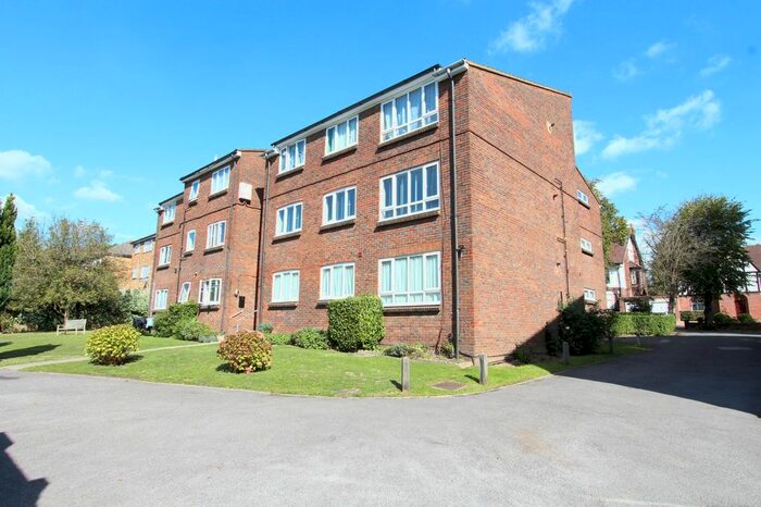 1 Bedroom Flat To Rent In The Avenue, Pinner, HA5