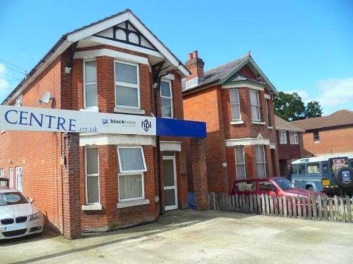 3 Bedroom Flat To Rent In Hill Lane, Southampton, SO15