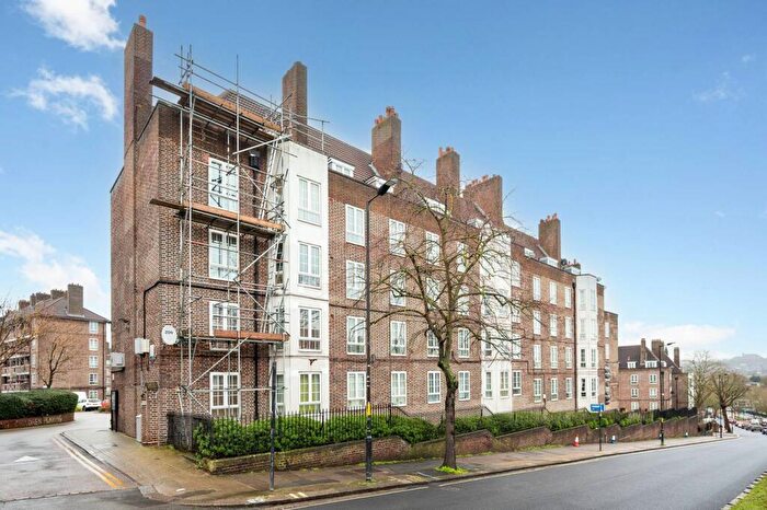 3 Bedroom Flat To Rent In Dog Kennel Hill Estate, East Dulwich, London, SE22