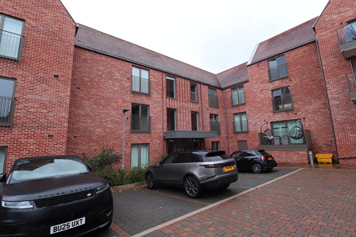 2 Bedroom Flat To Rent In Chelmsford Road - Shenfield, CM15