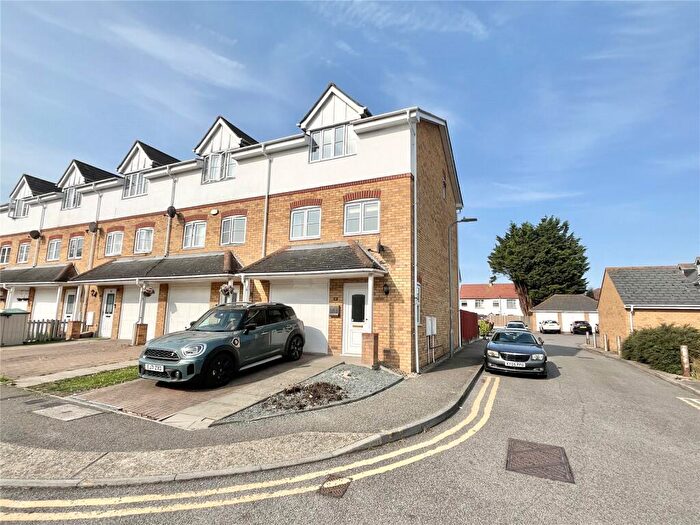 3 Bedroom End Of Terrace House To Rent In Seaforth Grove, Southend-On-Sea, Essex, SS2