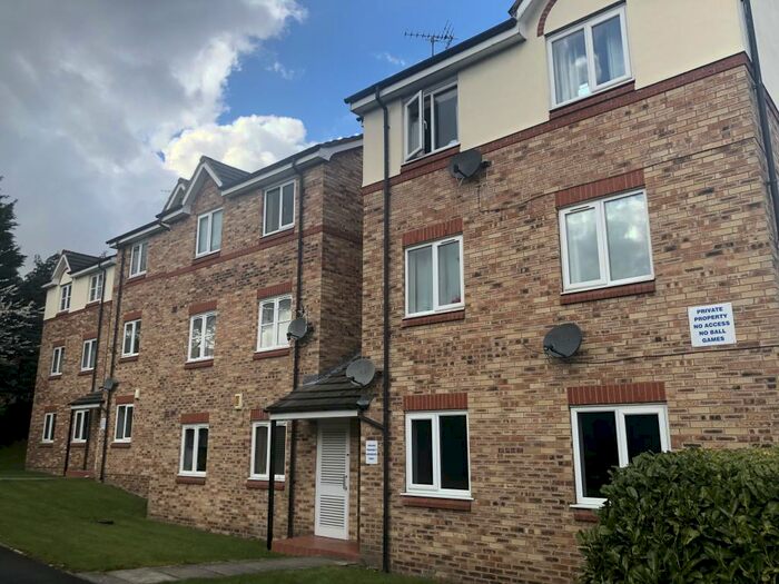 2 Bedroom Flat To Rent In Swinnow Close, Leeds, LS13