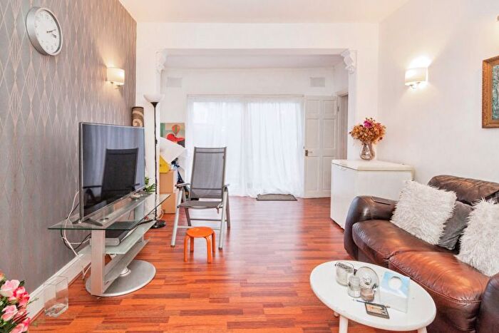 2 Bedroom Flat For Sale In Galpins Road, Thornton Heath, CR7