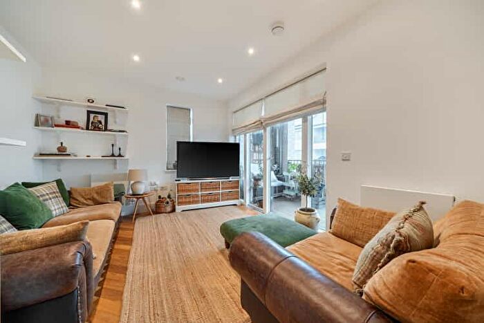 2 Bedroom Flat For Sale In Ellis Road, Coulsdon, London, CR5