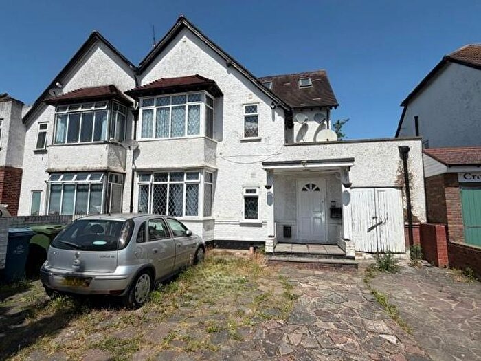 3 Bedroom Flat To Rent In Whitchurch Lane, Edgware, HA8