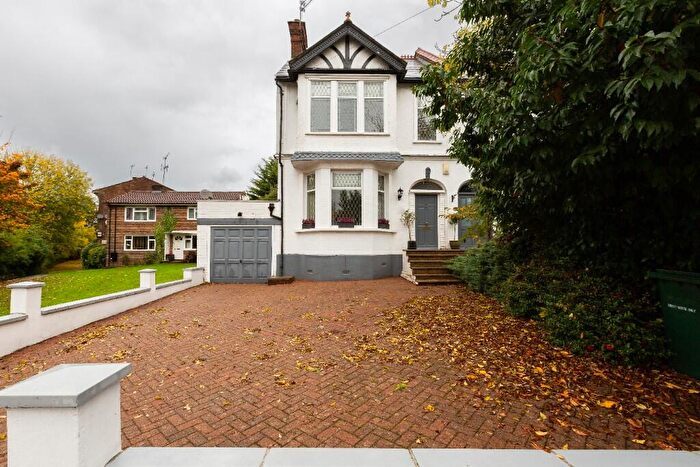 4 Bedroom Semi-Detached House For Sale In Park Road, Barnet, North London, EN4