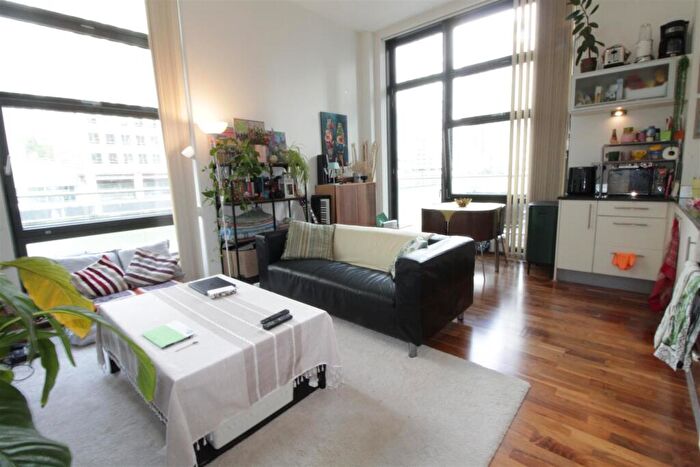 2 Bedroom Flat To Rent In Discovery Dock West, Canary Wharf, E14