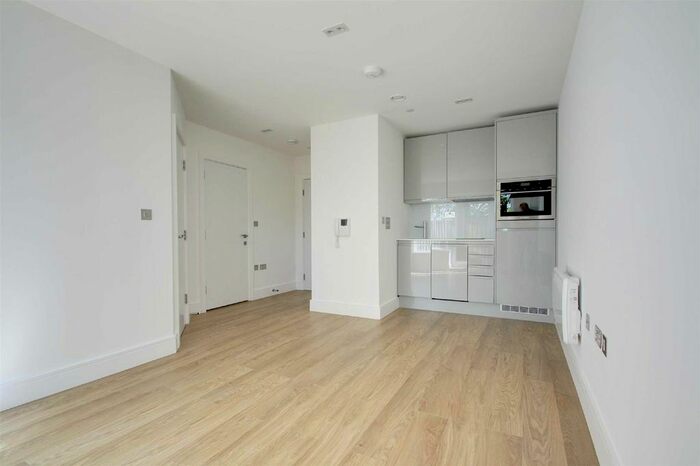 1 Bedroom Flat To Rent In Home Park Mill Link, Kings Langley WD4