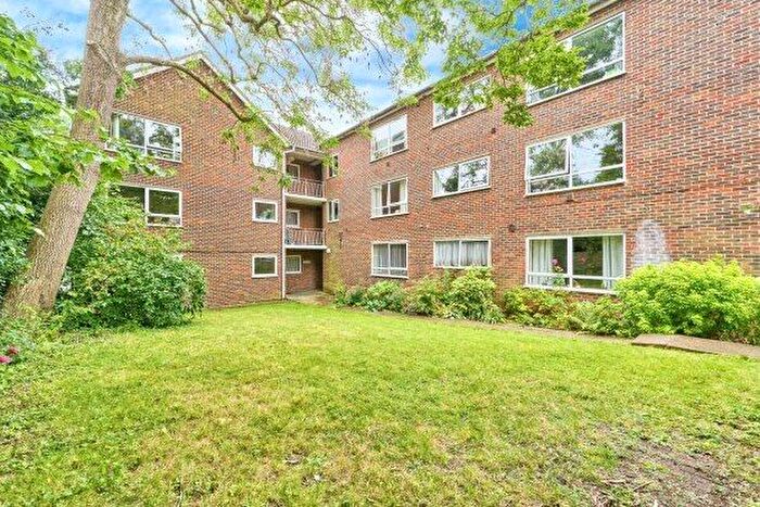 2 Bedroom Flat To Rent In Hook Road, Surbiton, KT6