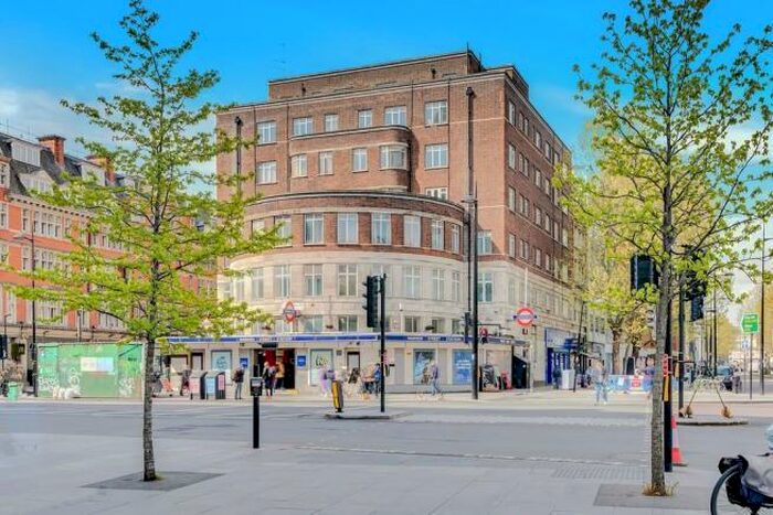 Flat To Rent In Warren Court, London, NW1