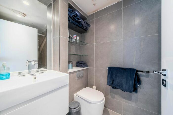 2 Bedroom Apartment To Rent In Eagle Point, City Road, London, EC1V