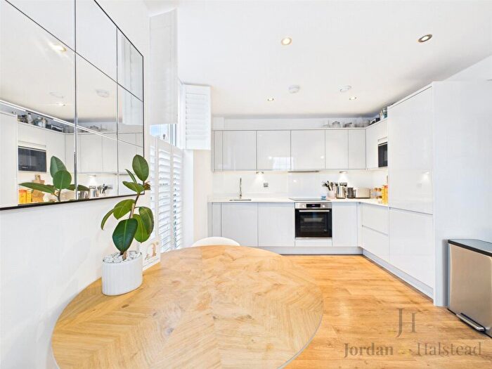 2 Bedroom Apartment For Sale In Canal Street, Chester, Cheshire, CH1