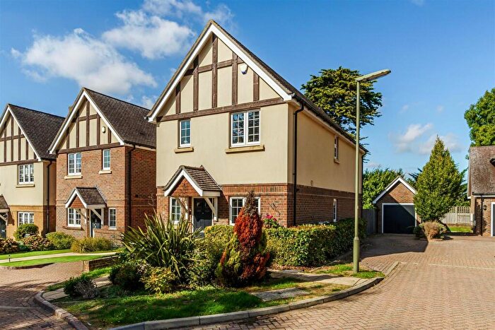 3 Bedroom Detached House For Sale In Lambourne Close, Banstead, SM7