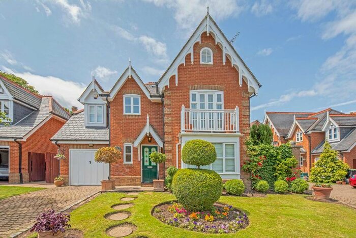 4 Bedroom Detached House To Rent In Devey Close, Kingston Upon Thames, KT2