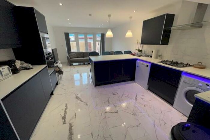 6 Bedroom Terraced House To Rent In May Street Cardiff, CF24