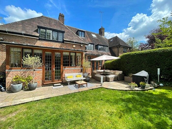 4 Bedroom Property To Rent In Raeburn Close, Hampstead Garden Suburb, NW11