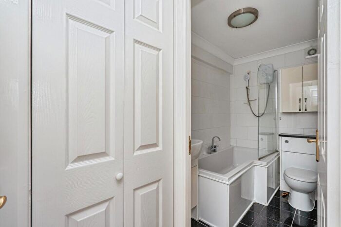 1 Bedroom Flat For Sale In Crombie Close, Waterlooville, Hampshire, PO8