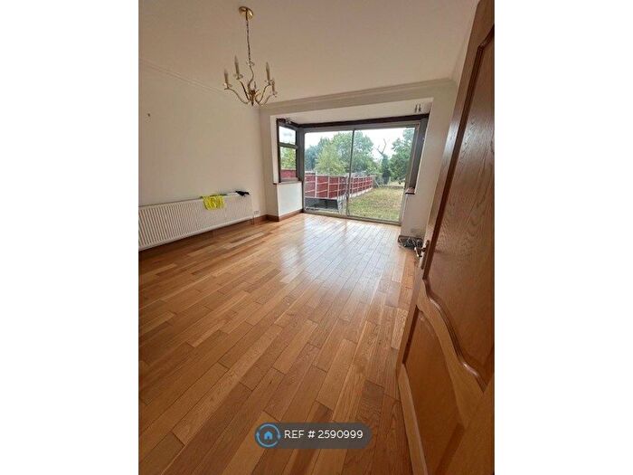 3 Bedroom Flat To Rent In Kenton Road, Harrow, HA3