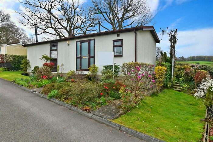 2 Bedroom Mobile/park Home For Sale In The Drive, Hedge Barton Fordcombe, Tunbridge Wells, Kent, TN3