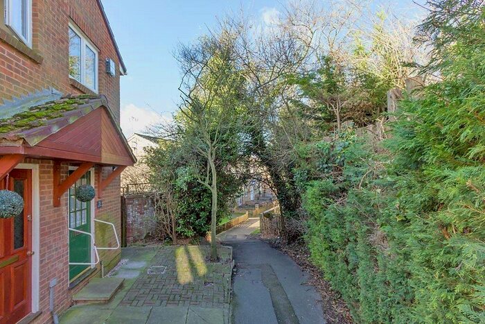 1 Bedroom Link Detached House To Rent In Fallowfield, Sittingbourne, Kent, ME10