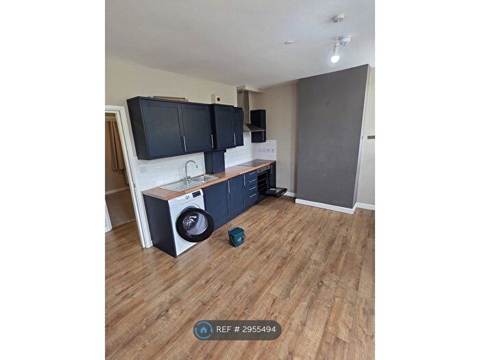 2 Bedroom Flat To Rent In Commercial Road, Llanhilleth, Abertillery, NP13
