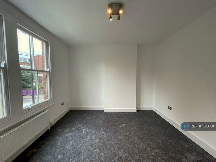 3 Bedroom Maisonette To Rent In Old Bethnal Green Road, London, E2