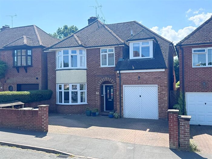 4 Bedroom Detached House For Sale In Paddock Road, Newbury, RG14