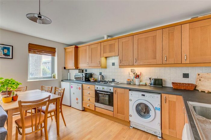 2 Bedroom Flat To Rent In Green Lanes, London, N16