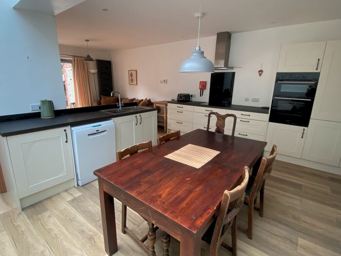 4 Bedroom Property To Rent In Kincraig Street, Roath, Cardiff, CF24