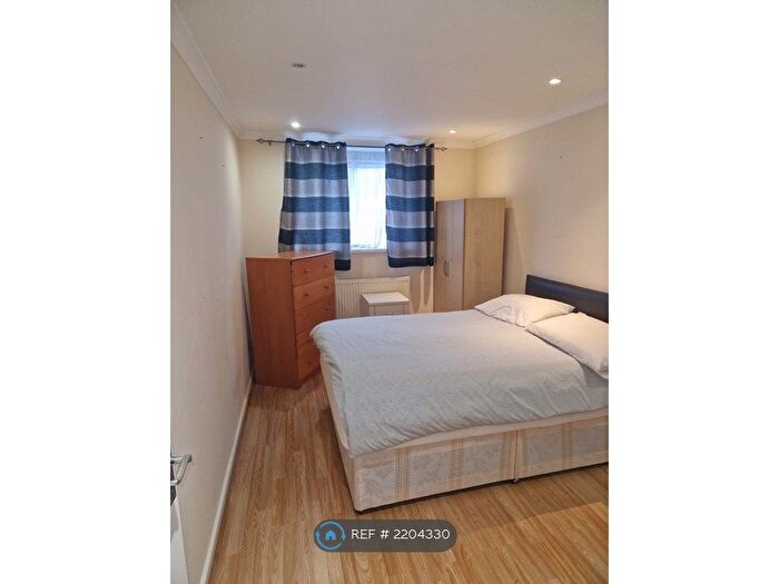 1 Bedroom Flat To Rent In Tiptree Crescent, Ilford, IG5